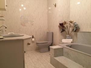 カルバージョにあるPiso Bergantiñosのバスルーム(トイレ、洗面台、バスタブ付)