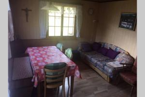 A seating area at Idyllisches Chalet inmitten der Walliser Bergwelt