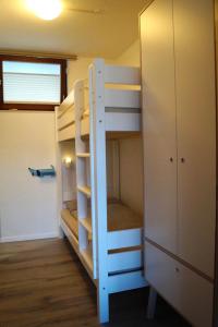 ein Etagenbett mit einer Leiter in einem Zimmer in der Unterkunft Schwarzwald geht immer Fewo 60 qm mit großem Südbalkon, WLAN und Magenta TV in Schönwald + 27 Fotos