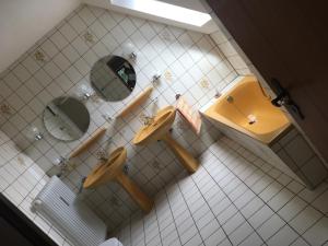 a bathroom with two sinks and a mirror at Haus Tersteegen in Oberbrombach
