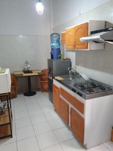 una cucina con fornelli e lavello di Departamento céntrico y acogedor a Zacatecas