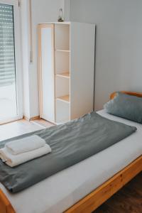 1 dormitorio con 1 cama grande y estante para libros en Three Corners en Grenzach-Wyhlen