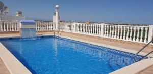 Formentera de SeguraにあるPiso Hacoの家のバルコニーにあるスイミングプール