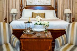Ein Bett oder Betten in einem Zimmer der Unterkunft The Gastonian, Historic Inns of Savannah Collection