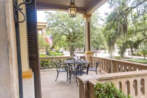 d'une terrasse avec une table et des chaises sur un balcon. dans l'établissement The Gastonian, Historic Inns of Savannah Collection, à Savannah