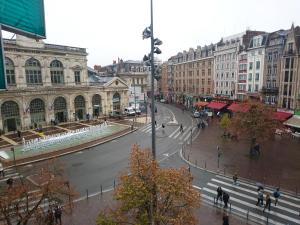una concurrida calle de la ciudad con gente cruzando una calle en Studio Hypercentre proche gares et métro en Lille