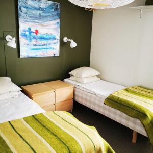 A bed or beds in a room at Stayin Borgafjäll - Tuffa Lillan - Bo bakom hotellet