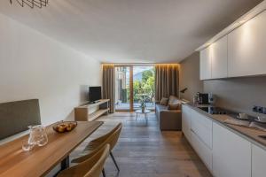 Kuchyň nebo kuchyňský kout v ubytování Maraias - Luxury Suites & Apartments