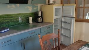 eine Küche mit einer Theke und einem Kühlschrank in der Unterkunft Manu's Ferienwohnung in Schluchsee