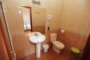 Ein Badezimmer in der Unterkunft Pensión Codesal