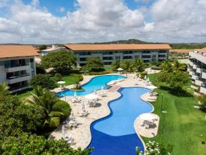 uma vista aérea de uma piscina do resort em Carneiros Beach Resort - Paraíso Beira Mar em Praia dos Carneiros