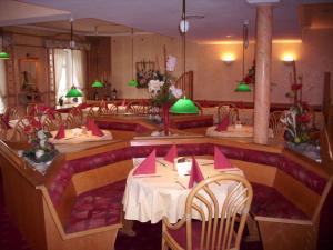 Ein Restaurant oder anderes Speiselokal in der Unterkunft Gasthof und Landhotel Zur Ausspanne 