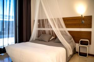 1 dormitorio con 1 cama con mosquitera en Casa Paloma with heated pool in El Roque, en Cotillo