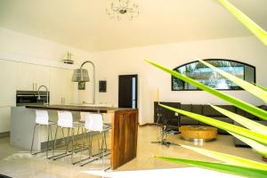 A kitchen or kitchenette at Casa Paloma with heated pool in El Roque