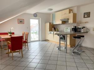 a kitchen and dining room with a table and chairs at Ferienwohnung Burghausen in Unterneukirchen