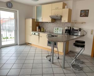 een keuken met een aanrecht en een tafel. bij Ferienwohnung Burghausen in Unterneukirchen