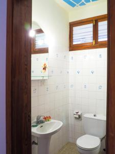 A bathroom at Casa Rural SOBRE EL MAR