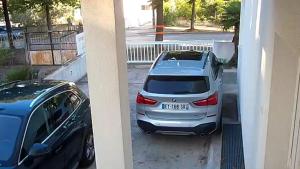 biały samochód zaparkowany na parkingu w obiekcie Deluxe Apartments Goya w mieście Zadar