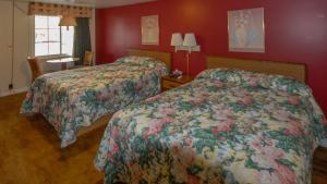 En eller flere senge i et værelse på Budget Inn Watkins Glen