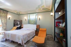 a bedroom with a bed and orange chairs in it at Residenza Nonna Saveria in Sora