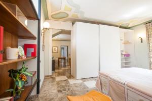 una camera da letto con un armadio bianco e un letto interno di Residenza Nonna Saveria a Sora