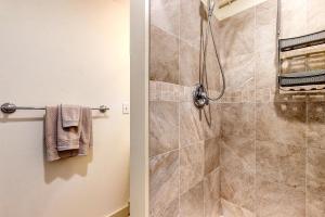 uma casa de banho com um chuveiro e uma porta de vidro em Sheepscot Beauty em Wiscasset