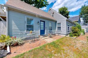 uma casa com uma casa azul com um quintal de tijolos em Sheepscot Beauty em Wiscasset