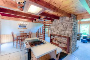 uma cozinha e sala de jantar com uma parede de pedra em Latitude Adjustment em Mineral