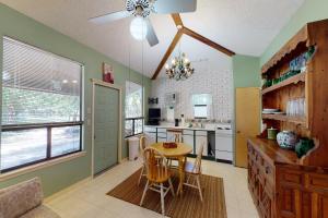 eine Küche mit einem Tisch und eine Küche mit einem Kühlschrank in der Unterkunft Shamrock Cottage in Ingram