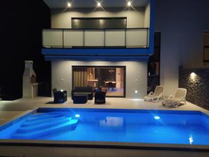オクルグ・ドニにあるVilla TeSa 1 - heated swimming poolのギャラリーの写真