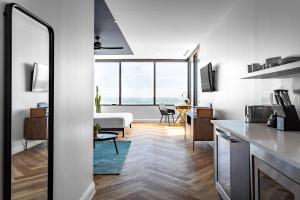 Kuhinja ili čajna kuhinja u objektu Mint House Dallas - Downtown