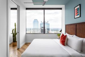 Krevet ili kreveti u jedinici u okviru objekta Mint House Dallas - Downtown