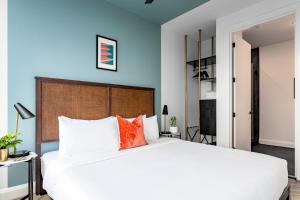 Krevet ili kreveti u jedinici u okviru objekta Mint House Dallas - Downtown