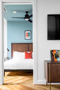 TV i/ili multimedijalni sistem u objektu Mint House Dallas - Downtown