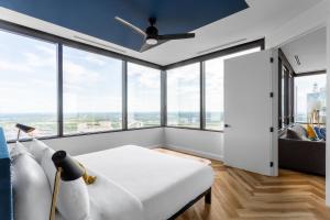 Krevet ili kreveti u jedinici u okviru objekta Mint House Dallas - Downtown