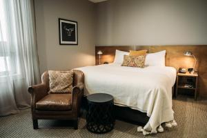 Llit o llits en una habitació de King and Queen Hotel Suites
