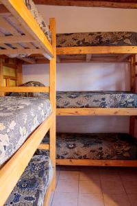 Двуетажно легло или двуетажни легла в стая в Tierra Andina Hostel