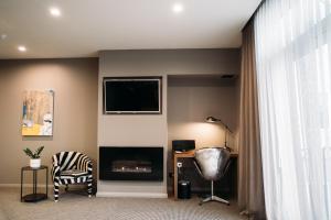 Televisyen dan/atau pusat hiburan di King and Queen Hotel Suites