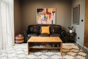 Ruang duduk di King and Queen Hotel Suites