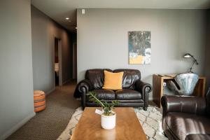 Ruang duduk di King and Queen Hotel Suites