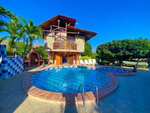 圣维罗尼卡Cabana Dubai Resorts的一个带游泳池和建筑物的度假村