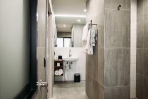 Bilik mandi di King and Queen Hotel Suites