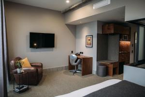 Televisyen dan/atau pusat hiburan di King and Queen Hotel Suites