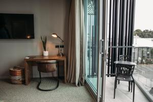 Balkoni atau teres di King and Queen Hotel Suites