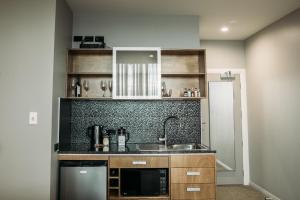 Dapur atau dapur kecil di King and Queen Hotel Suites