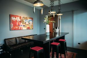 Ruang duduk di King and Queen Hotel Suites