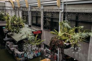 Taman di luar King and Queen Hotel Suites