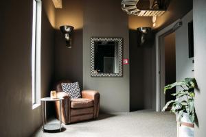 Ruang duduk di King and Queen Hotel Suites