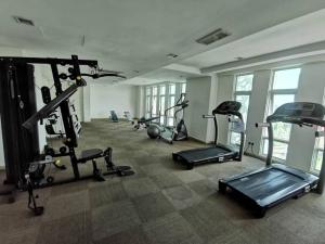 The fitness centre and/or fitness facilities at DELUXE HOMESTAY @ ONE RESIDENCE