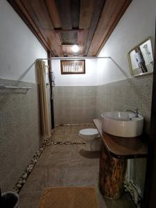 a bathroom with a sink and a toilet at Tadlo Lodge in Ban Nongtoung
